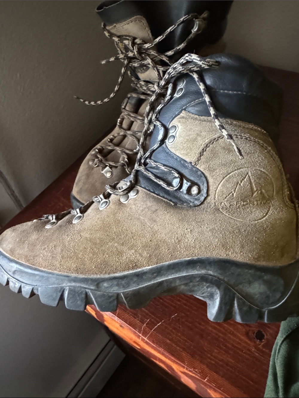 Firefighting La Sportiva Women's Tan Suede Lace-Up Hiking Boots. - Picture 3 of 3